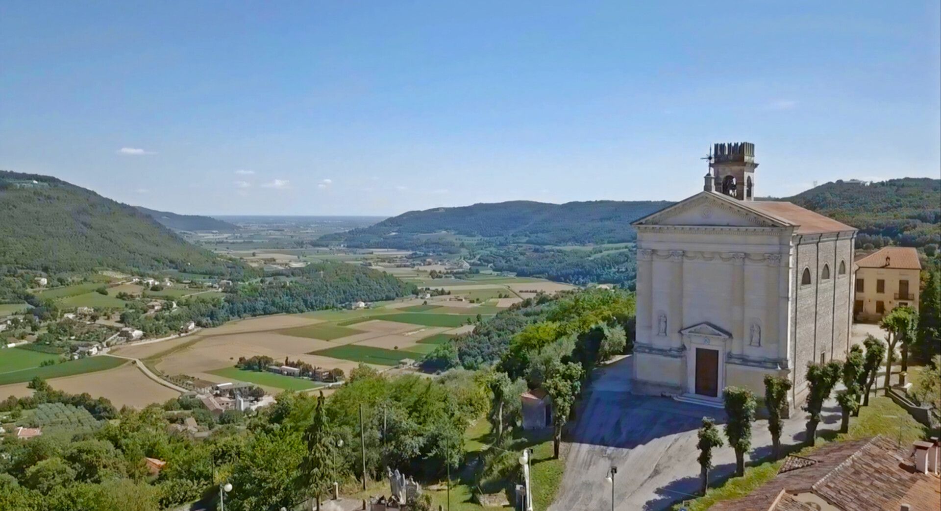Panorama della chiesa di Grancona