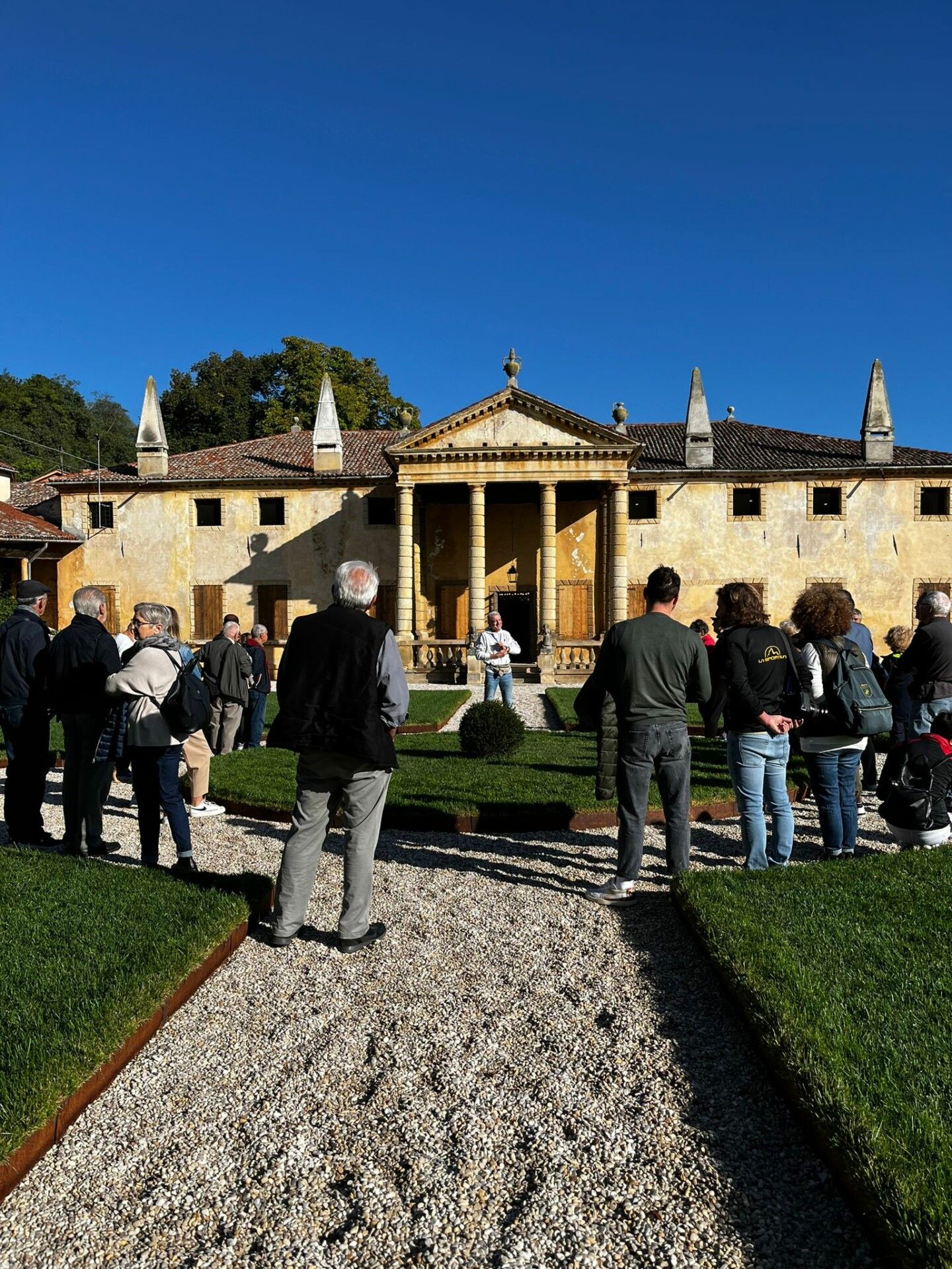 visitatori nel giardino di Villa Priuli Crisanti